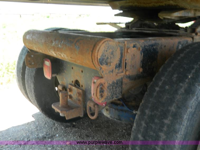 image for item G7956 1985 Mack RS688LT semi truck