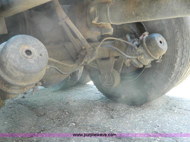 image for item G7956 1985 Mack RS688LT semi truck