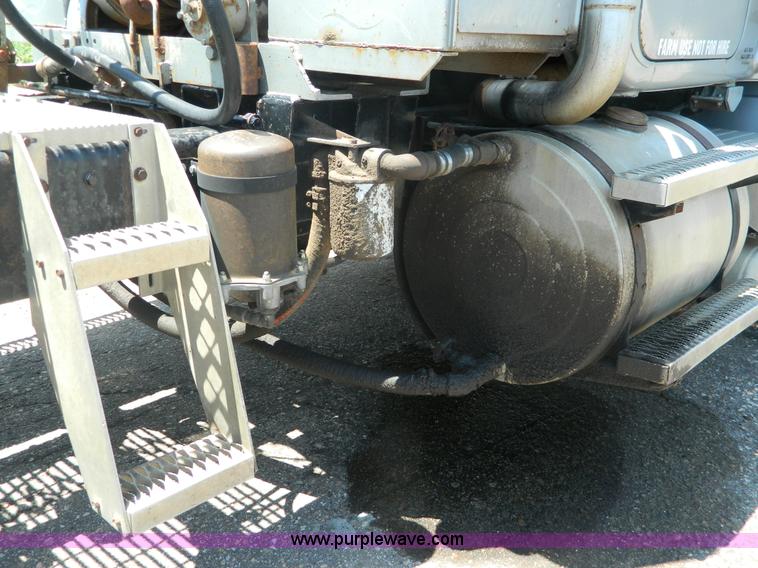 image for item G7956 1985 Mack RS688LT semi truck