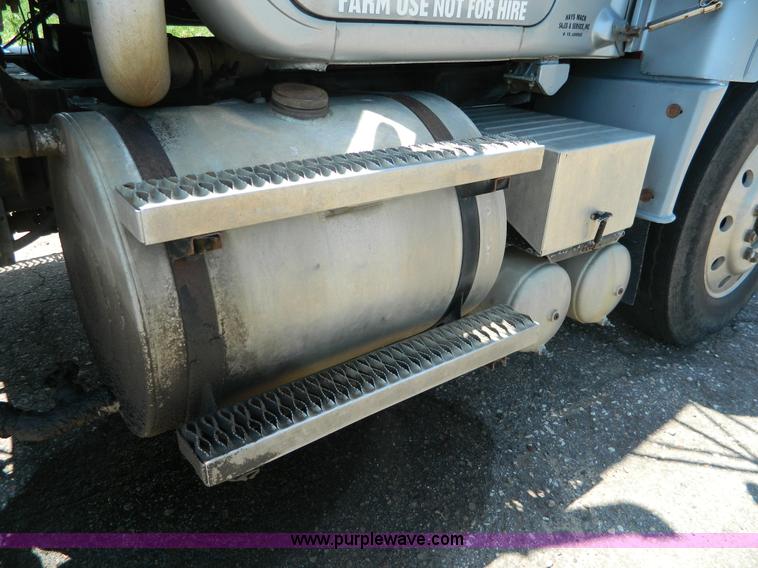 image for item G7956 1985 Mack RS688LT semi truck