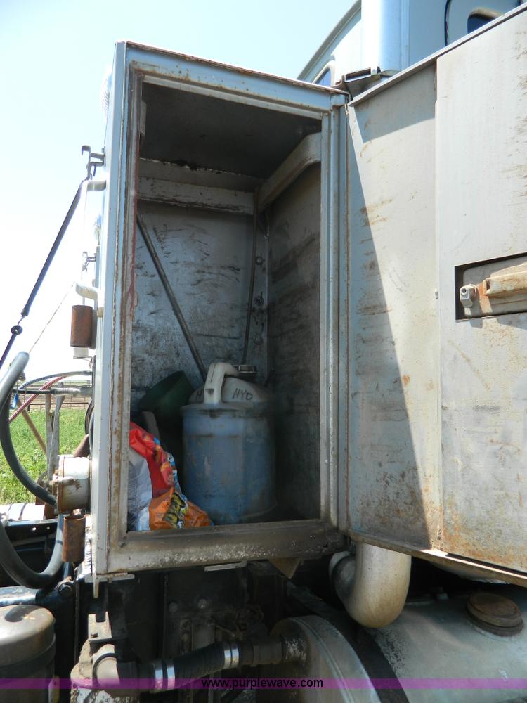 image for item G7956 1985 Mack RS688LT semi truck