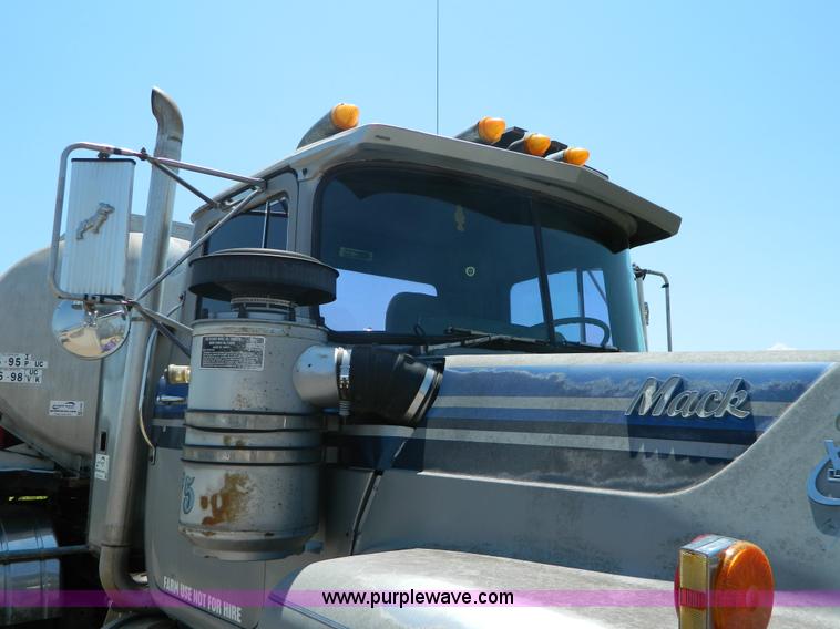 image for item G7956 1985 Mack RS688LT semi truck