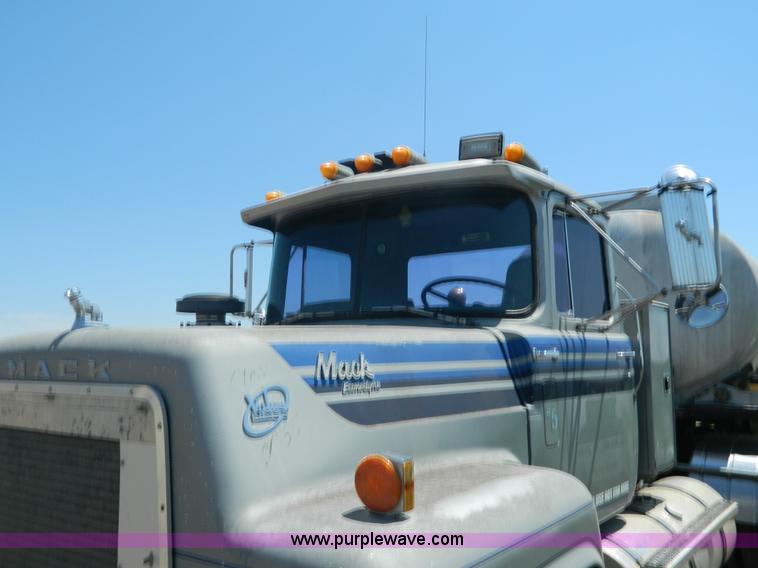 image for item G7956 1985 Mack RS688LT semi truck