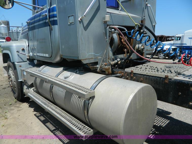 image for item G7956 1985 Mack RS688LT semi truck