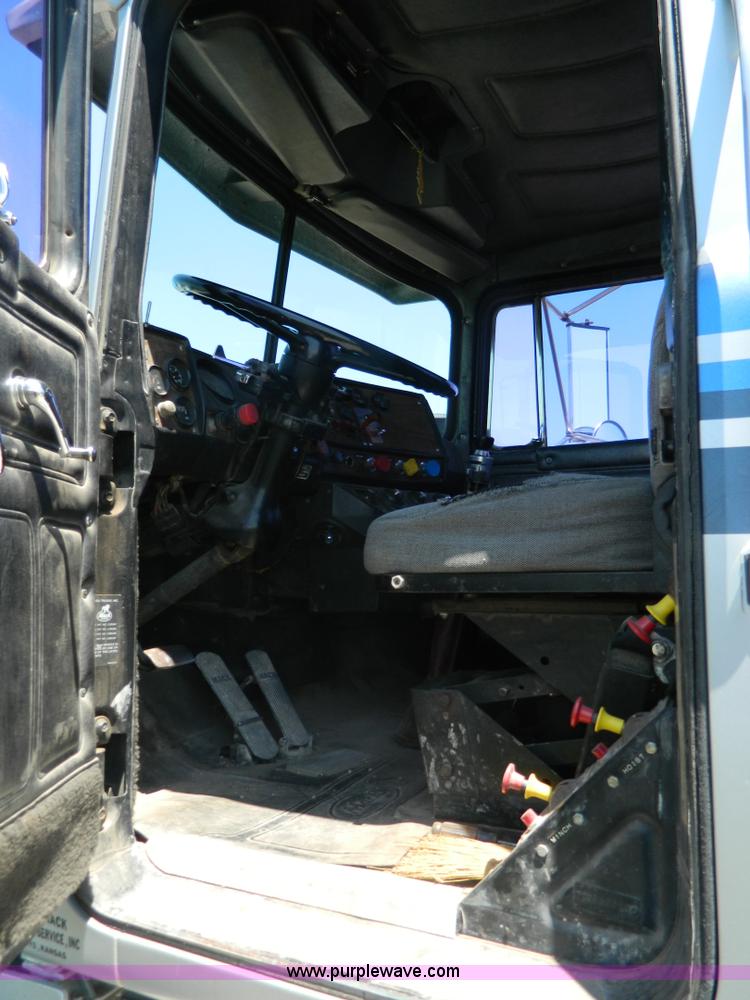 image for item G7956 1985 Mack RS688LT semi truck