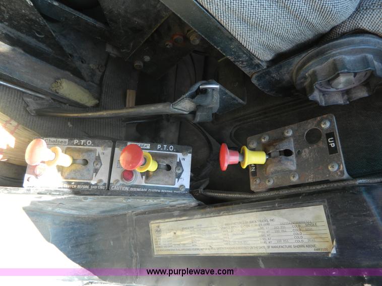 image for item G7956 1985 Mack RS688LT semi truck