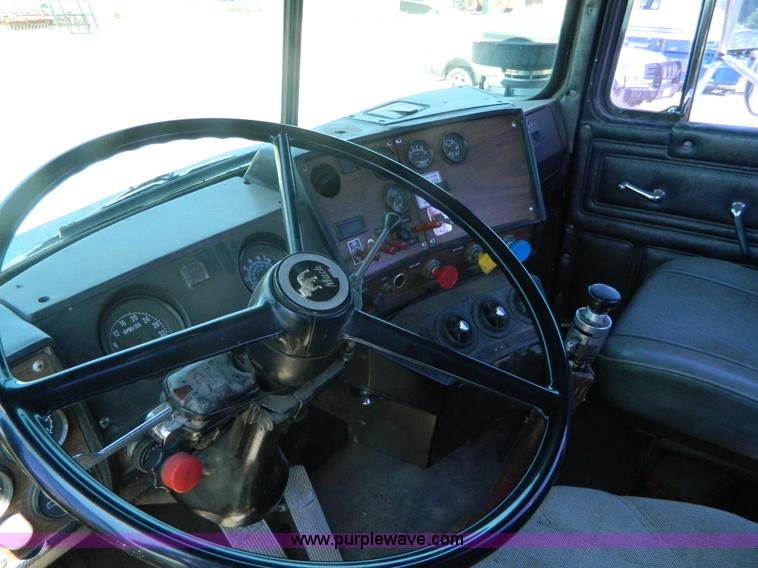 image for item G7956 1985 Mack RS688LT semi truck