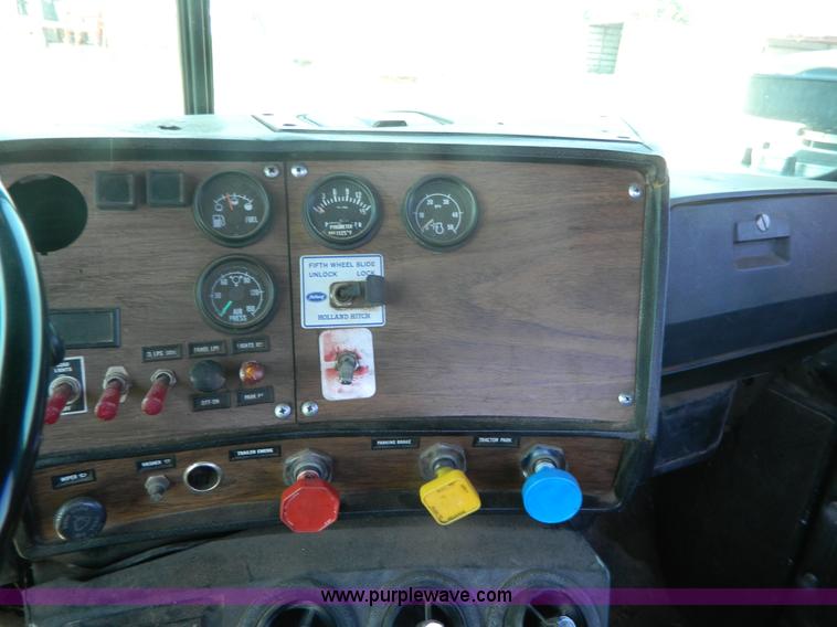 image for item G7956 1985 Mack RS688LT semi truck