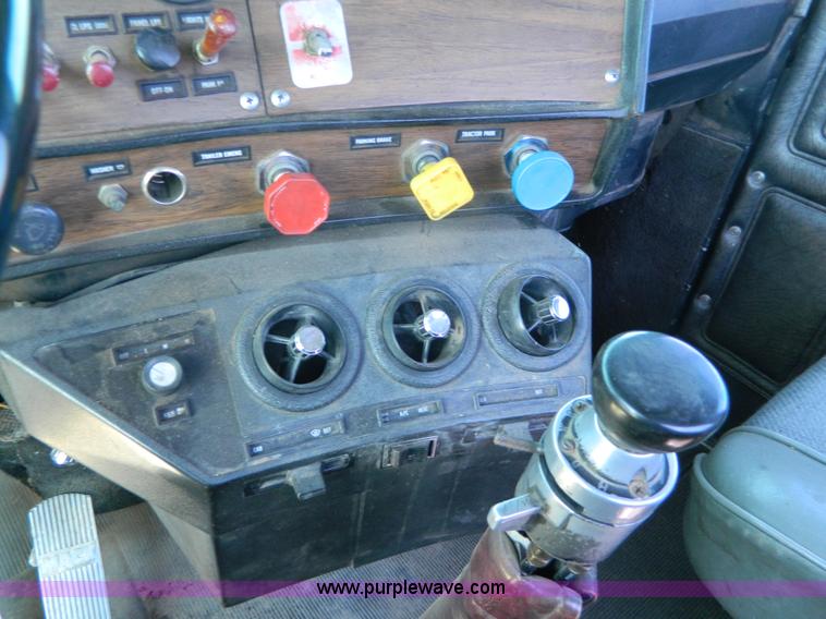 image for item G7956 1985 Mack RS688LT semi truck