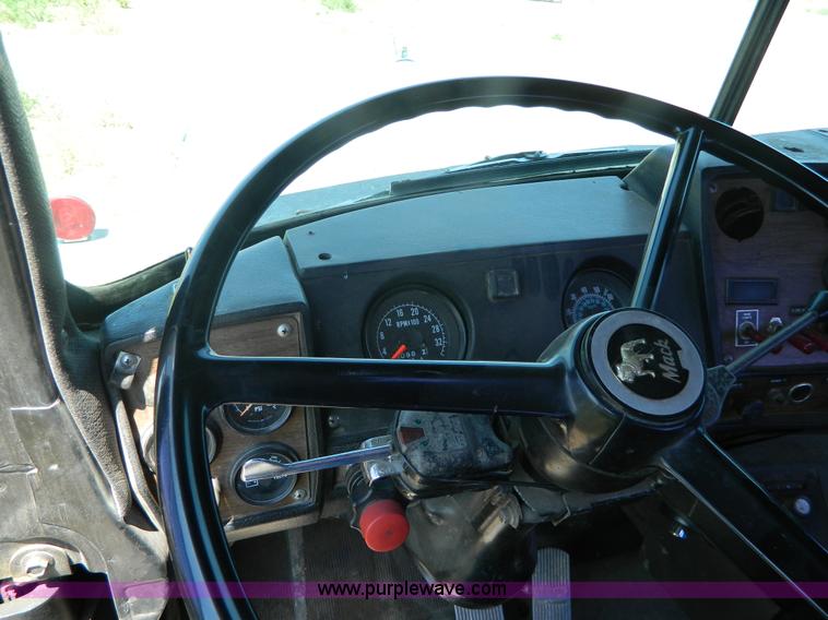 image for item G7956 1985 Mack RS688LT semi truck