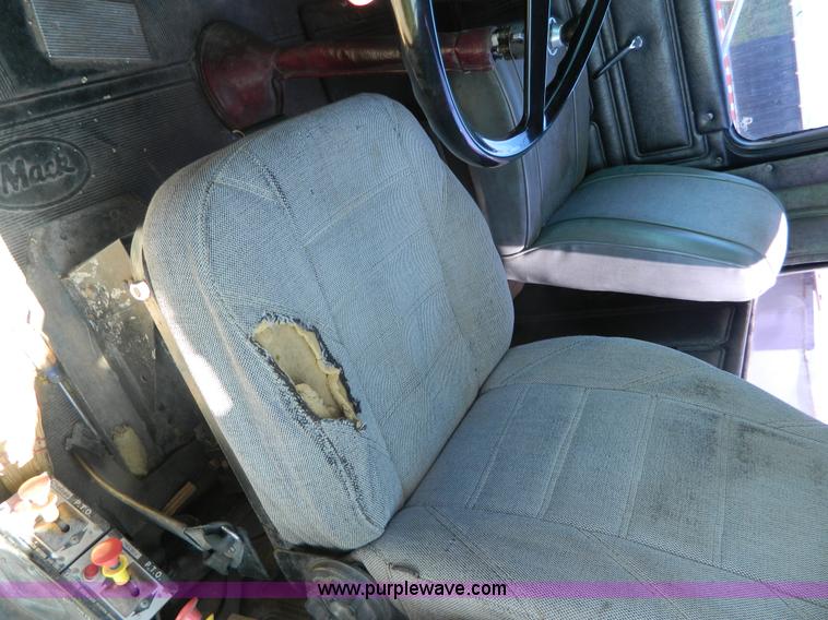 image for item G7956 1985 Mack RS688LT semi truck