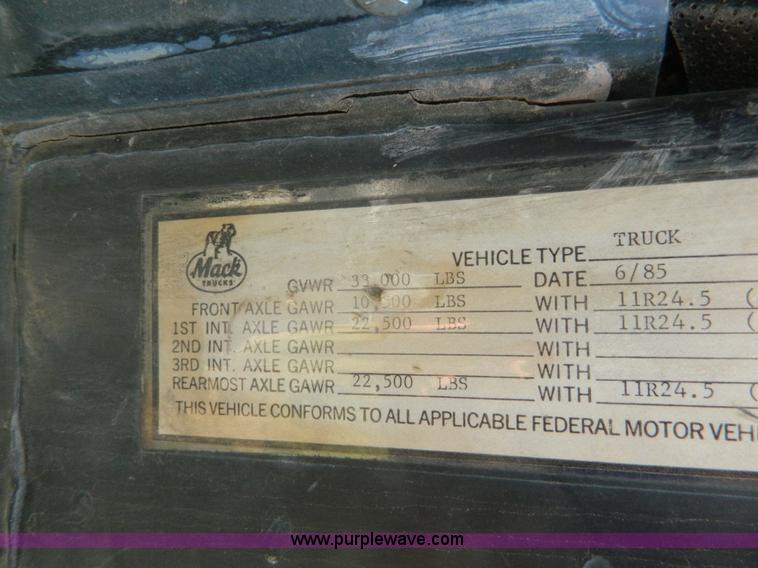 image for item G7956 1985 Mack RS688LT semi truck