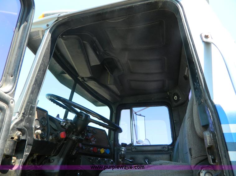 image for item G7956 1985 Mack RS688LT semi truck