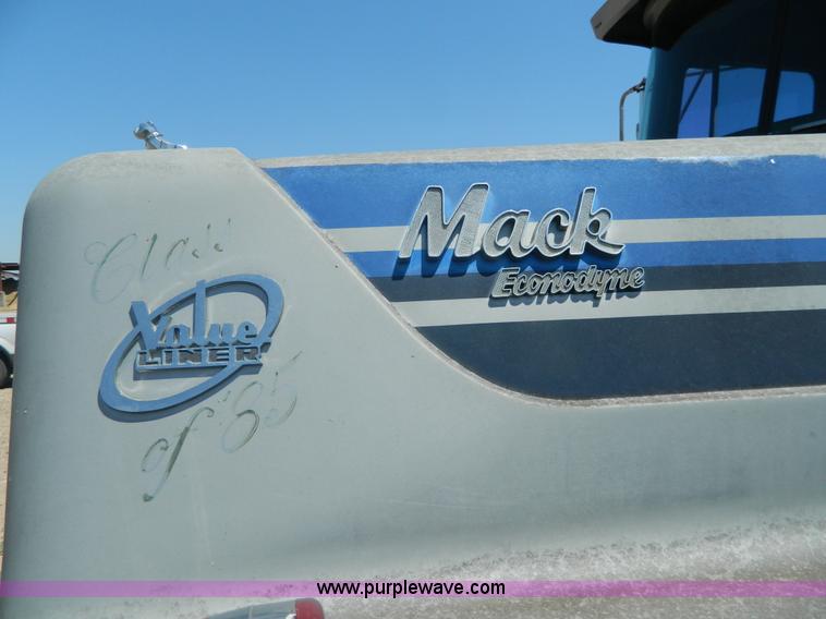 image for item G7956 1985 Mack RS688LT semi truck