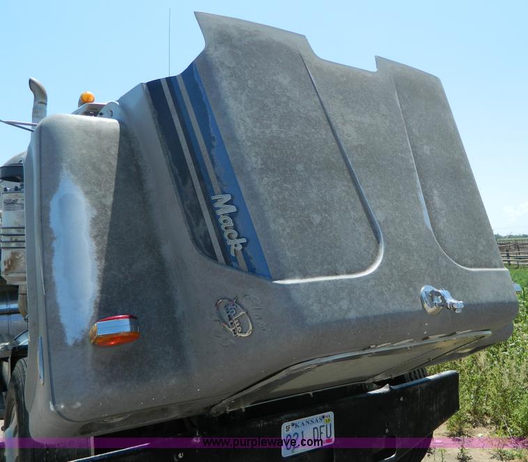 image for item G7956 1985 Mack RS688LT semi truck