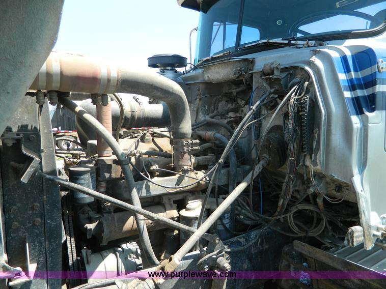 image for item G7956 1985 Mack RS688LT semi truck