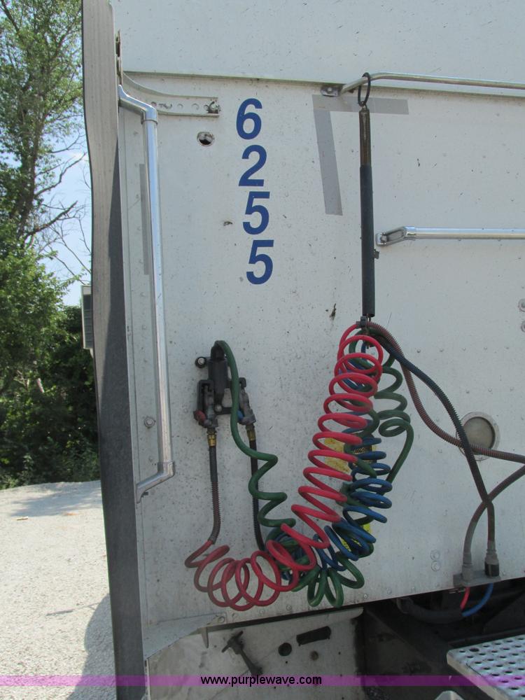 image for item G9471 2006 International 9400i SBA semi truck