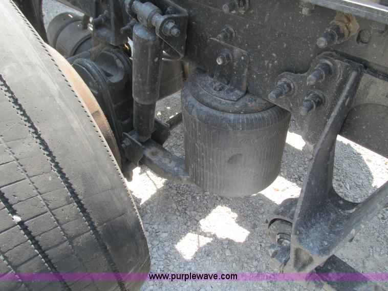 image for item G9471 2006 International 9400i SBA semi truck