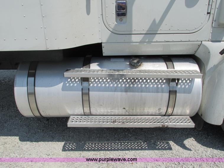 image for item G9471 2006 International 9400i SBA semi truck