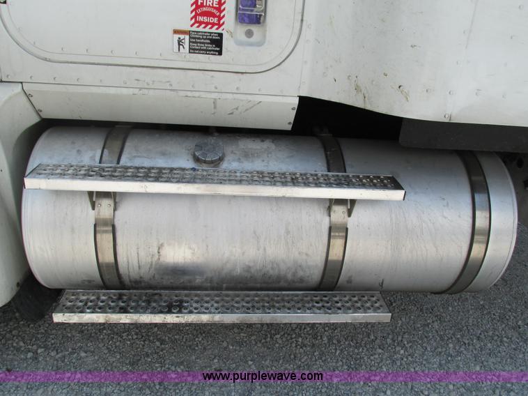 image for item G9471 2006 International 9400i SBA semi truck