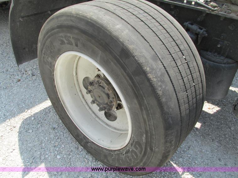 image for item G9471 2006 International 9400i SBA semi truck