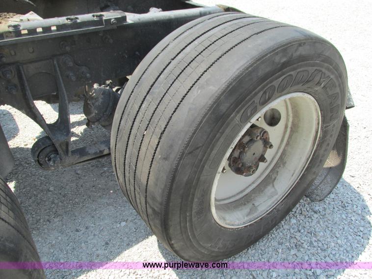 image for item G9471 2006 International 9400i SBA semi truck