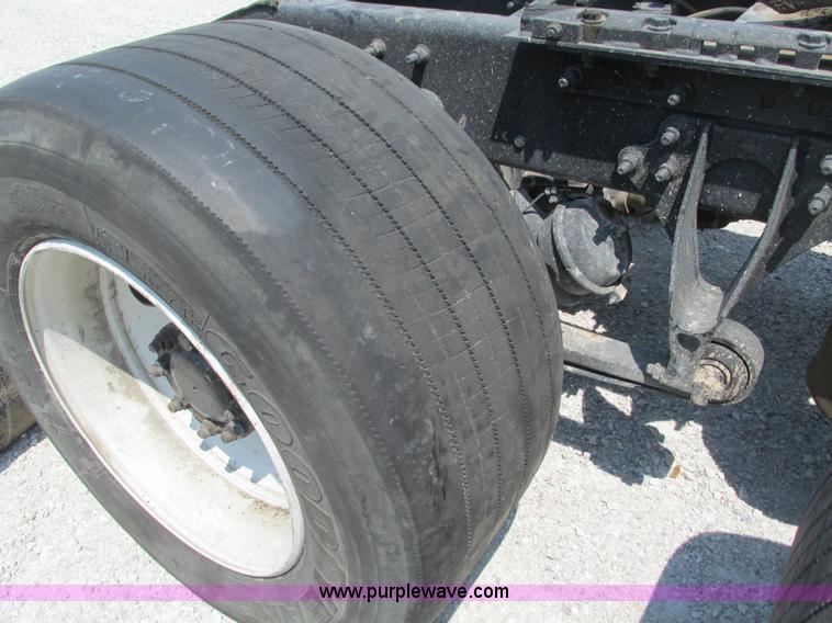 image for item G9471 2006 International 9400i SBA semi truck