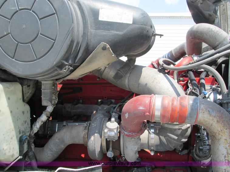 image for item G9471 2006 International 9400i SBA semi truck