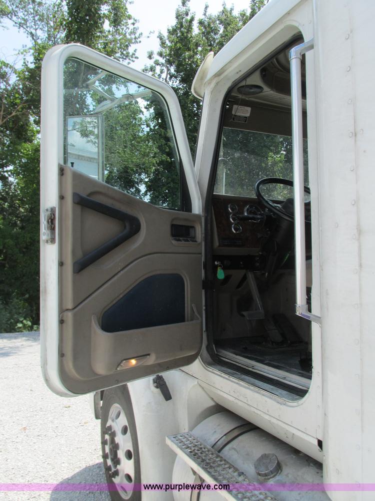 image for item G9471 2006 International 9400i SBA semi truck