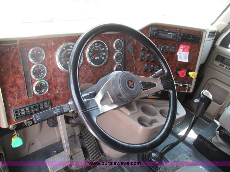 image for item G9471 2006 International 9400i SBA semi truck