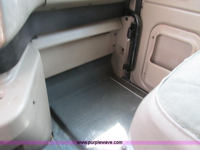 image for item G9471 2006 International 9400i SBA semi truck