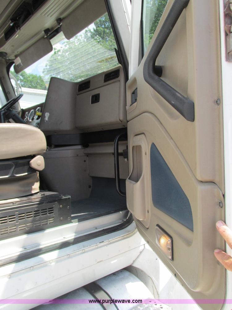 image for item G9471 2006 International 9400i SBA semi truck