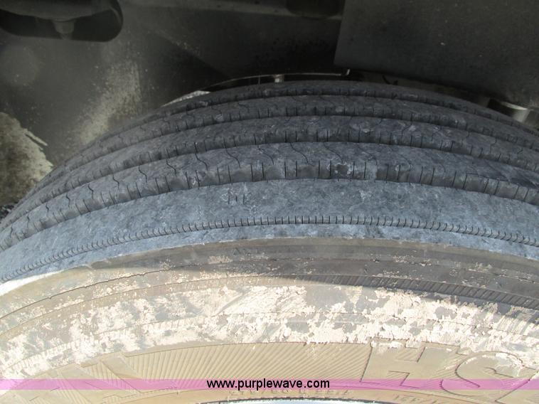 image for item G9471 2006 International 9400i SBA semi truck