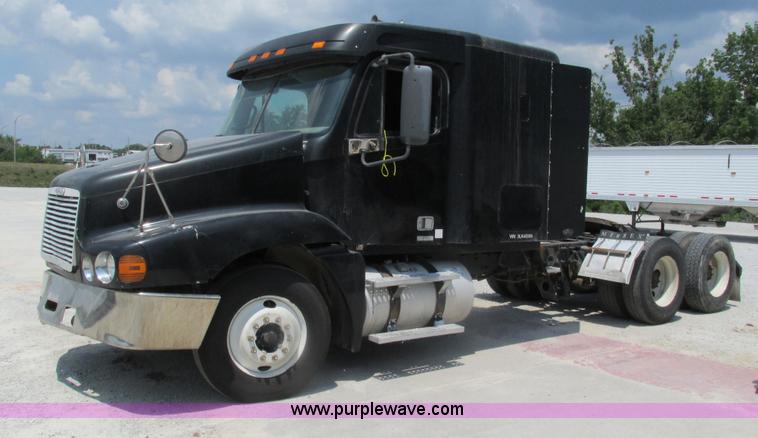 image for item G9472 2003 Freightliner Century Class ST120 semi truck