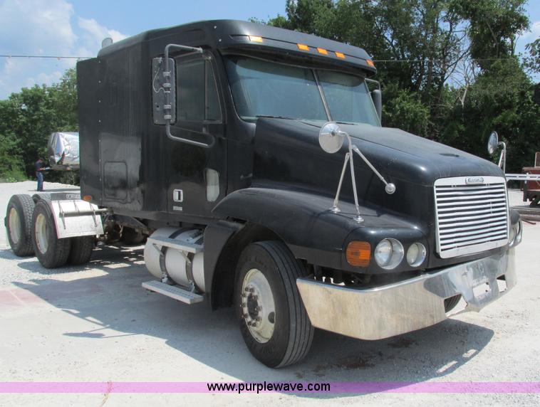 image for item G9472 2003 Freightliner Century Class ST120 semi truck