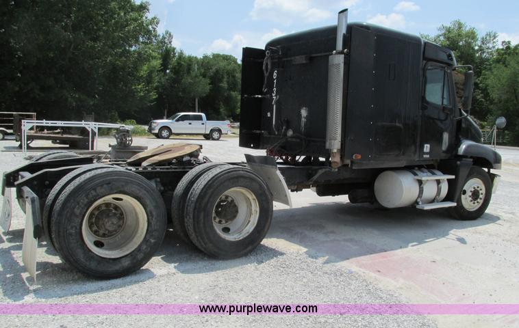 image for item G9472 2003 Freightliner Century Class ST120 semi truck