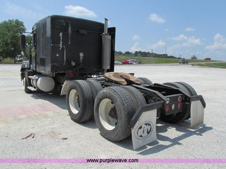 image for item G9472 2003 Freightliner Century Class ST120 semi truck