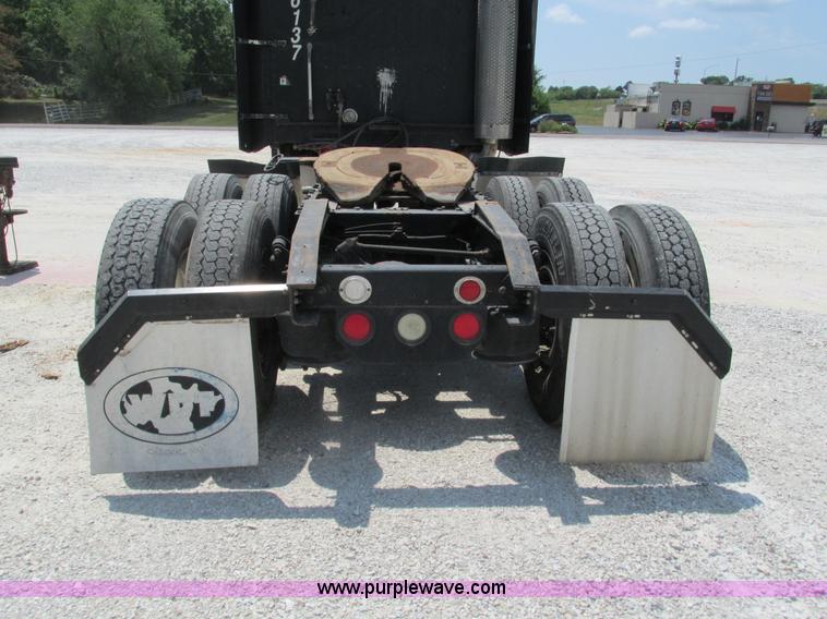 image for item G9472 2003 Freightliner Century Class ST120 semi truck