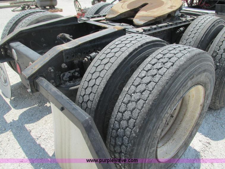 image for item G9472 2003 Freightliner Century Class ST120 semi truck