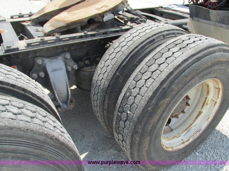 image for item G9472 2003 Freightliner Century Class ST120 semi truck