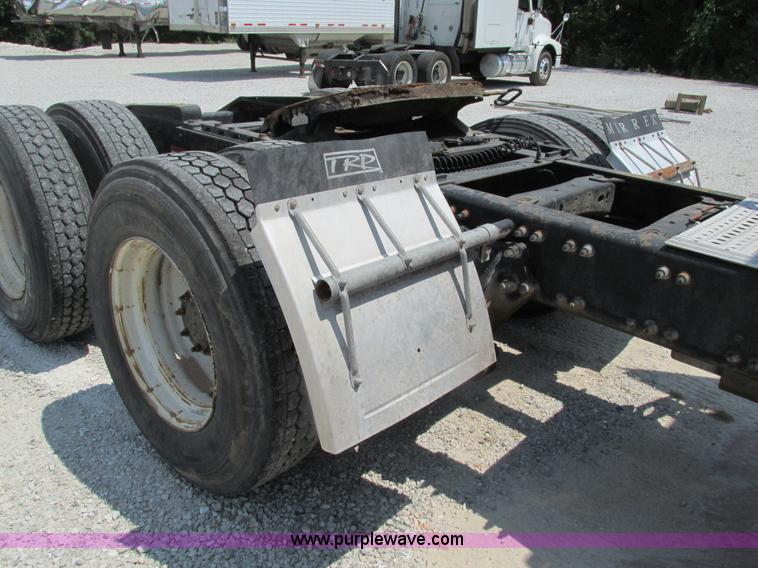 image for item G9472 2003 Freightliner Century Class ST120 semi truck