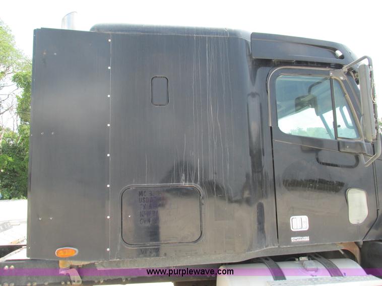 image for item G9472 2003 Freightliner Century Class ST120 semi truck