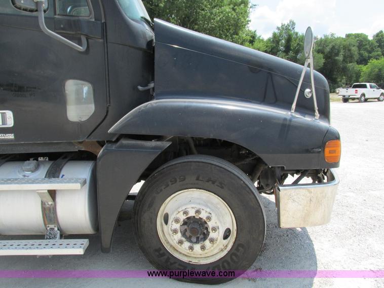 image for item G9472 2003 Freightliner Century Class ST120 semi truck