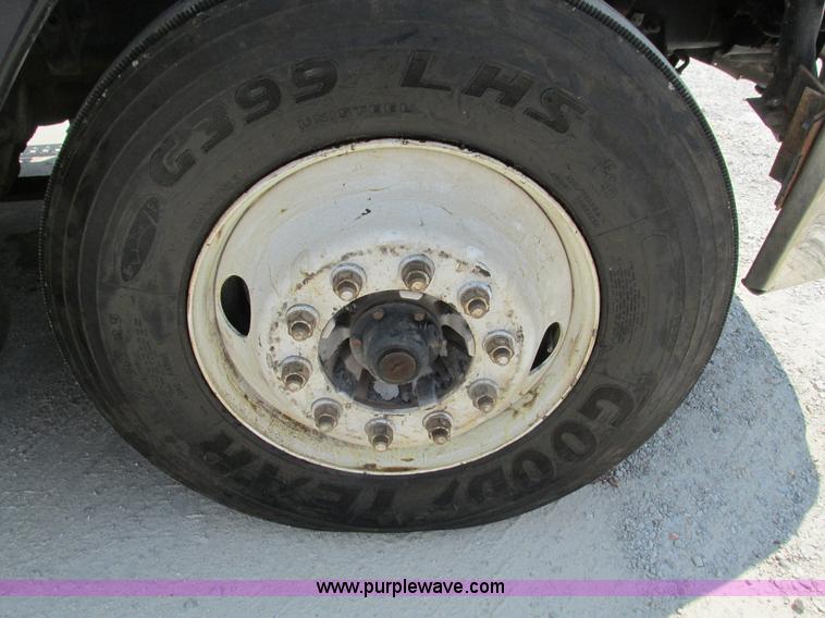 image for item G9472 2003 Freightliner Century Class ST120 semi truck