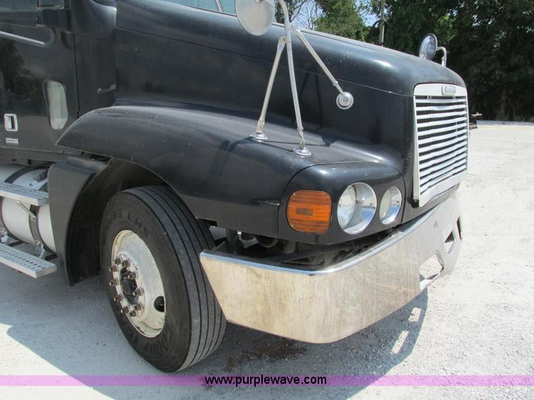 image for item G9472 2003 Freightliner Century Class ST120 semi truck