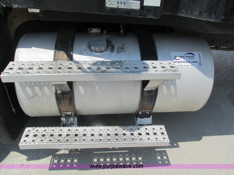 image for item G9472 2003 Freightliner Century Class ST120 semi truck