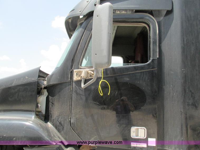 image for item G9472 2003 Freightliner Century Class ST120 semi truck