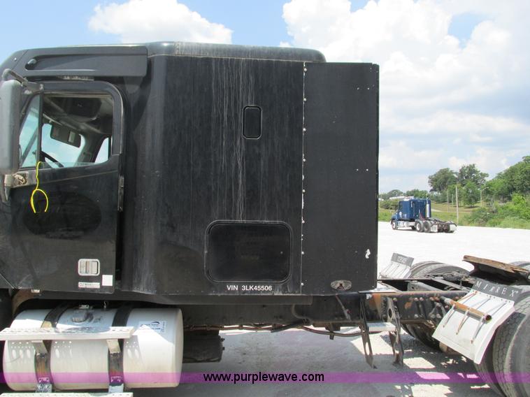 image for item G9472 2003 Freightliner Century Class ST120 semi truck