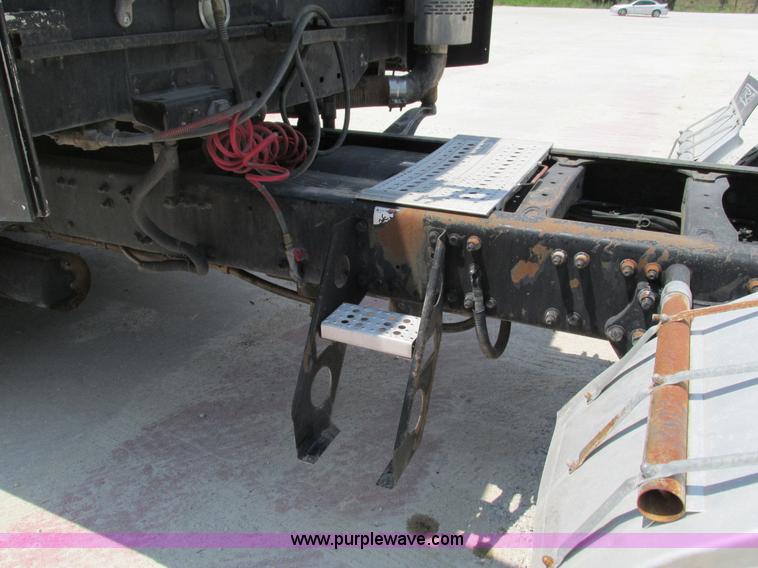 image for item G9472 2003 Freightliner Century Class ST120 semi truck