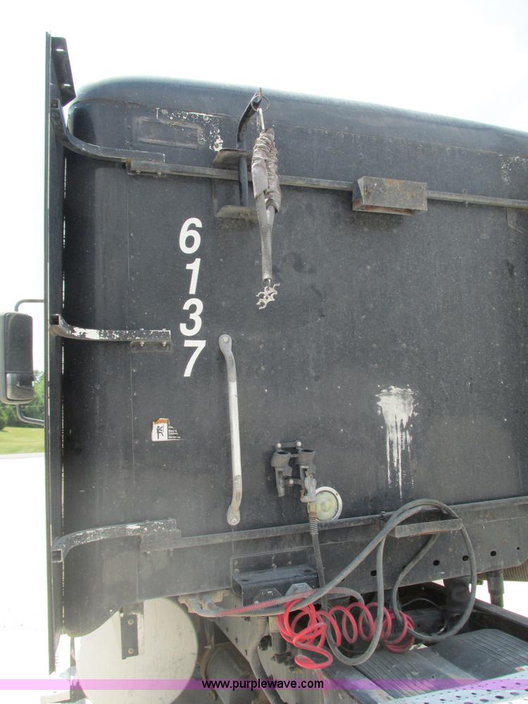 image for item G9472 2003 Freightliner Century Class ST120 semi truck